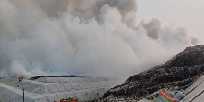 Api Masih Berkobar, Pemadaman di TPA Jatiwaringin Berlanjut Pagi Ini