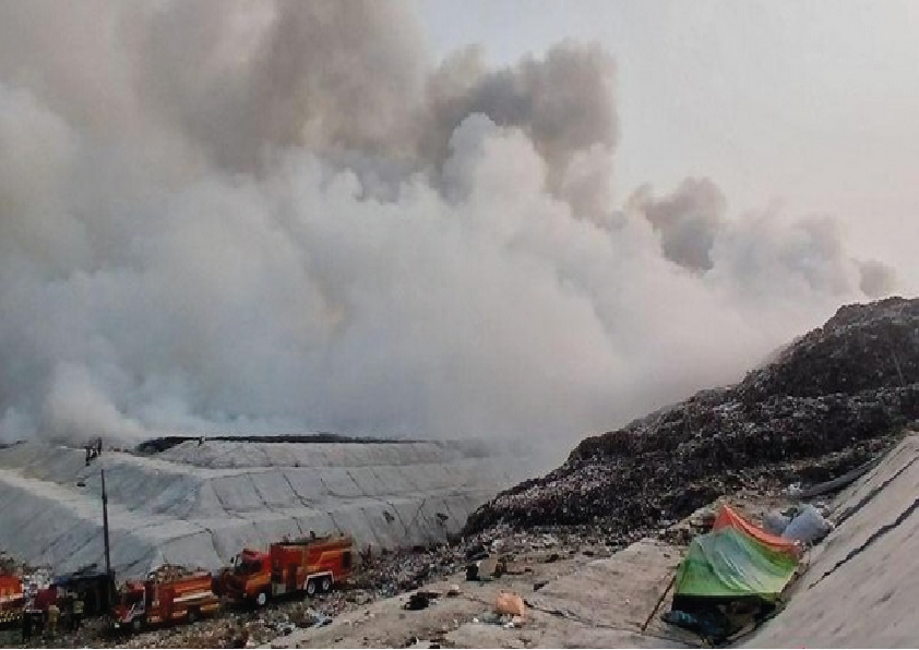 Api Masih Berkobar, Pemadaman di TPA Jatiwaringin Berlanjut Pagi Ini